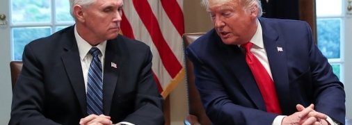 Вице-президент США Майк Пенс демонстративно ушел от Дональда Трампа