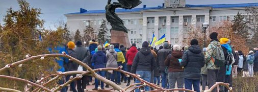 Жители Бердянска ежедневно выходят на митинги и шествия