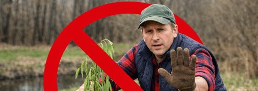 Чоловік саджає дерево