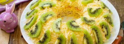 Салат с крабовыми палочками и киви