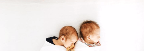 Как уложить спать двойняшек одновременно