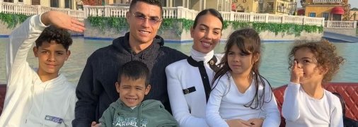 Каруселі та тир: стало відомо, як Роналду розважається у Саудівській Аравії (фото)