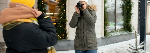 Дві дівчини на зимовій вулиці