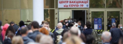 В Україні почнуть масово прищеплювати препаратом Pfizer: стало відомо, чи вистачить вакцини для всіх охочих