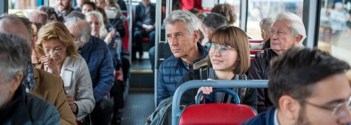 Люди в автобусі