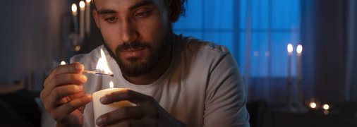 Чоловік сидить без електроенергії