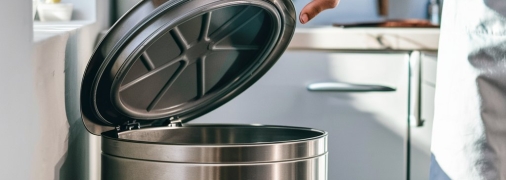 Есть действенные методы, которые помогут убрать неприятный запах из ведра (изображение создано с помощью ИИ)