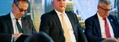 Александр Гарьковый (в центре)