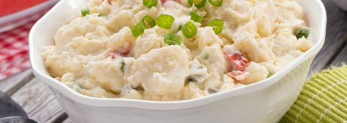 Картофель по-деревенски с чесноком и солеными огурцами