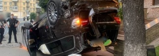 ДТП с "перевертышем" в центре Киева: водитель был в 7 раз пьянее нормы (фото)