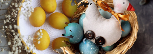 Красивые желтые и синие пасхальные яйца