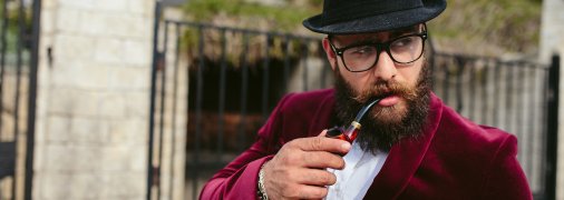 Чоловік курить люльку