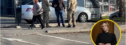 Представители ТЦК проверяют военно-учетные документы у гражданина