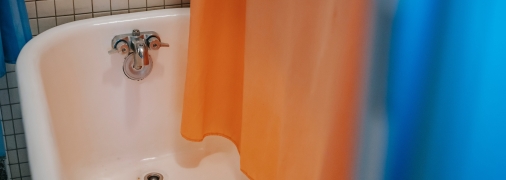 Как почистить шторку для душа вручную - лайфхак