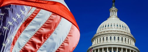 Здание Капитолия США с американским флагом