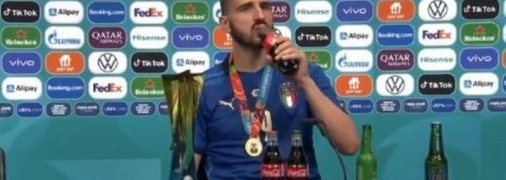 Специфические вкусы: лучший игрок финала Евро смешал Heineken и Coca-Cola на послематчевой прес-конференции (видео)