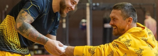 Александр Усик (справа) в тренировочном лагере