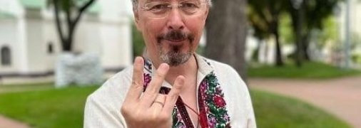 Міністр Олександр Ткаченко показує той самий жест