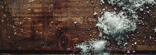 "Ой, лишенько, сіль розсипала!" - знайоме? (фото створене з допомогою ШІ)