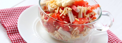 Пикантный и вкусный салат с крабовыми палочками