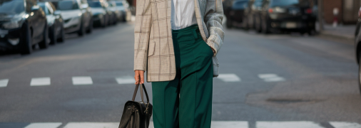 Длинные штаны можно подшить и без похода в ателье (изображение создано с помощью ИИ)