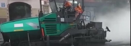 "Подводное строительство": в Харькове дорожники укладывали асфальт прямо во время ливня (видео)
