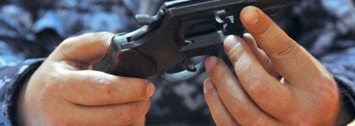 "И пенсионерам выдать, чтобы могли пенсию побольше получать": в сети стебутся над выдачей оружия почтальонам у Лукашенко