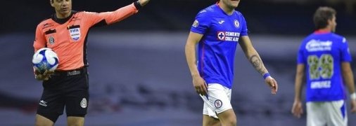 Уникальный случай в футболе: арбитр спас ворота команды от верного гола (видео)