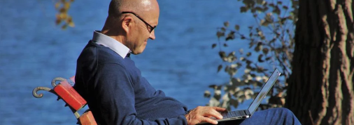 Українським пенсіонерам більше не треба стояти в черзі