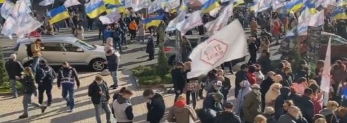 Крещатик сегодня лучше объезжать: митинг парализовал движение через центр Киева (видео)