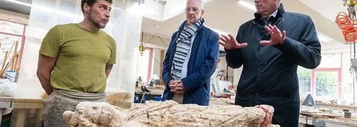 Археологи біля статуї Мітри