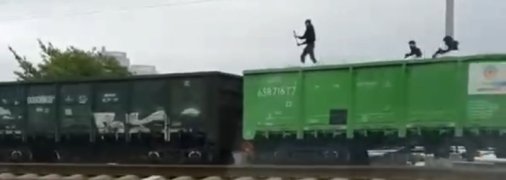 Трагедии ничему не учат: в Киеве парни ради хайпа снимали на камеру свое "путешествие" верхом на товарняке (видео)