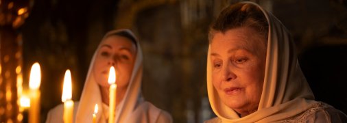 Верующие в церкви на праздник