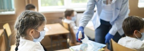 Працівники освіти активно роблять щеплення для продовження роботи шкіл.