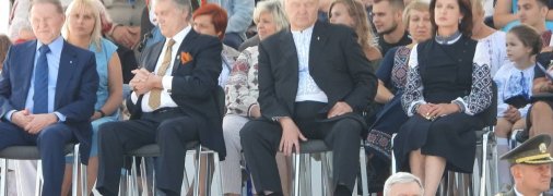 Порошенко уснул во время речи Зеленского на параде: Кучма с Ющенко тоже приуныли (эксклюзивные фото)