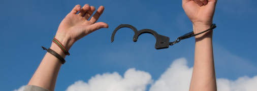 В Україні хочуть декриміналізувати ВІЛ/СНІД та прибрати статтю за зараження (законопроєкт)