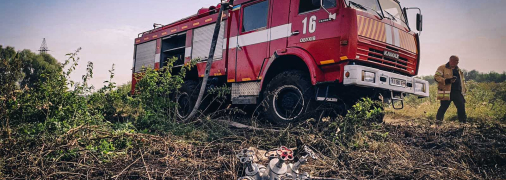 Пожары ликвидируют десятки специалистов