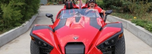 Поярков їздить на триколісному автомобілі Polaris Slingshot