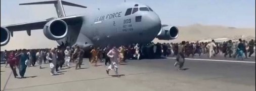 Афганцы пытаются сбежать от талибов, цепляясь за самолеты военных США (видео)