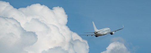 Самолет в небе