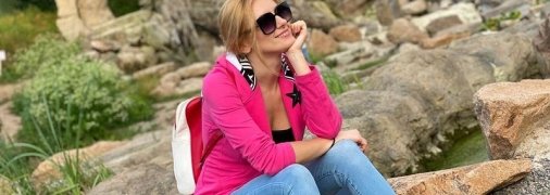 Ирина Федишин поделилась веселым видео, на котором прыгает в бассейне