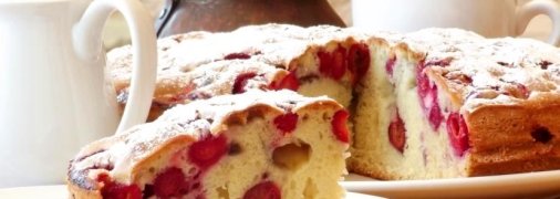 Простой пирог с вишнями