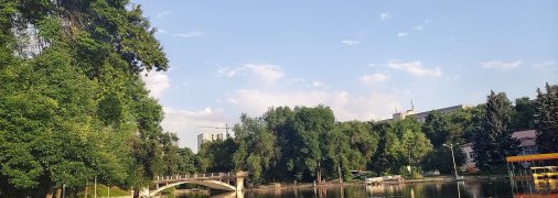 Парк Глобы и озеро летом