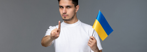 Чоловік із українським прапором