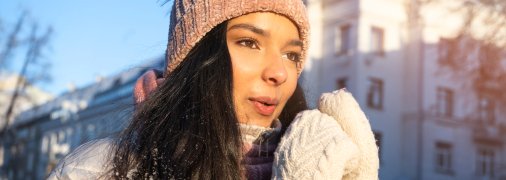 Дівчина мерзне на вулиці