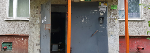 Під’їзд будинку на "Амурі"