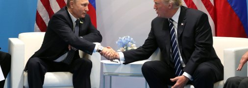 Президент Росії Володимир Путін і президент США Дональд Трамп  під час зустрічі на полях саміту G20 в Гамбурзі, Німеччина, 2017 рік