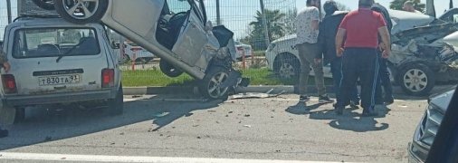 Одно авто подлетело и "оседлало" второе: в Сочи произошла курьезная авария (фото и видео)