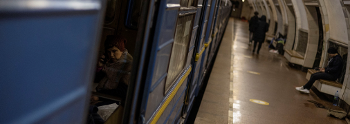 Многие люди остались в вагонах или на платформах