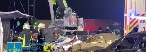 Залишки таксі, яке розчавив самоскид